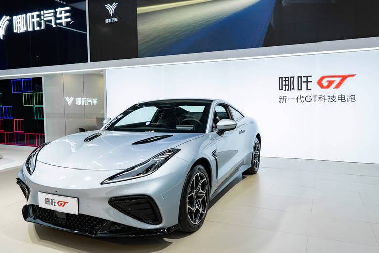 深圳192哪吒汽车在智能汽车领域的表现，领途汽车在新能源汽车市场中的影响力